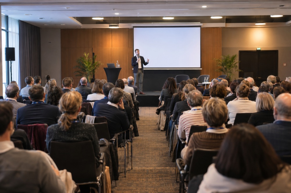 Ambiance de séminaire ou convention, public face à une scène