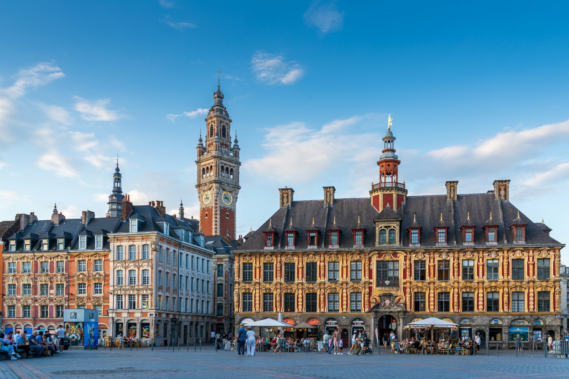La Vieille Bourse et le beffroi de la chambre de commerce à Lille